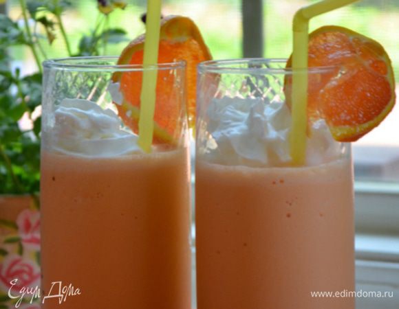 Разлить по бокалам, сверху взбитые сливки, дольками апельсина украсим коктейль и наслаждаемся.