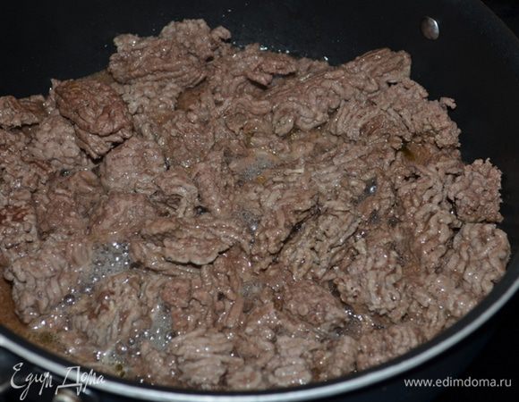 На большой сковороде обжарить фарш. Примерно 20 мин. Снимем  со сковороды или отодвинем в сторону фарш. 