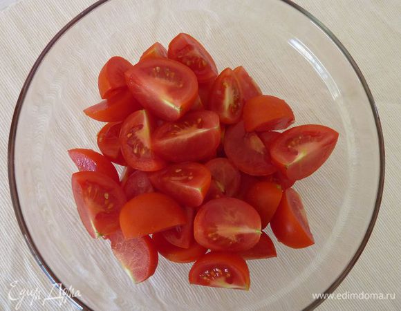Помидоры четвертовать 
