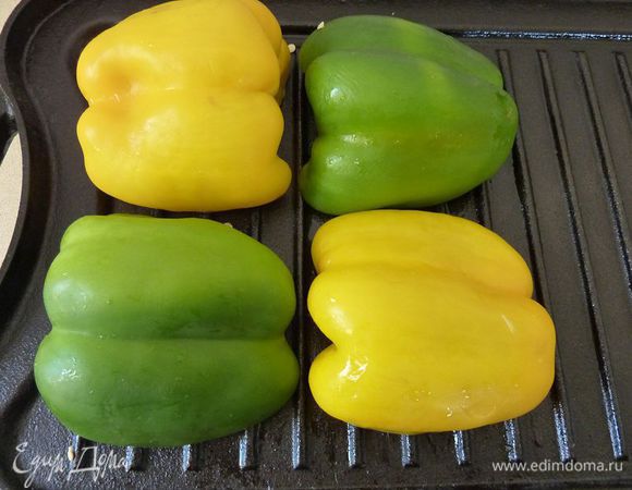 Разогреть гриль. Уложить перцы кожей вверх на гриле.