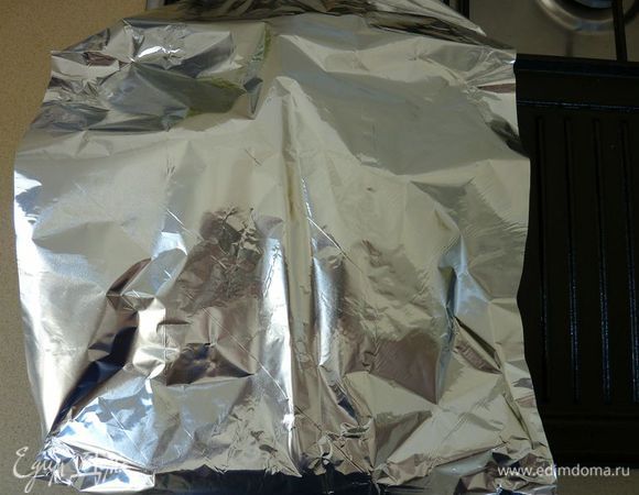 Накройте перцы фольгой  и жарьте минут 7-10. Перевернуть перцы и жарить до готовности, около 6 минут. Снять с гриля и дать остыть.
