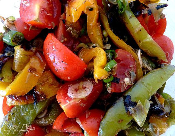 Разрежьте перцы на тонкие полоски. В средней миске смешать перец, помидоры, каперсы, уксус и масло. Приправить солью и перцем.
