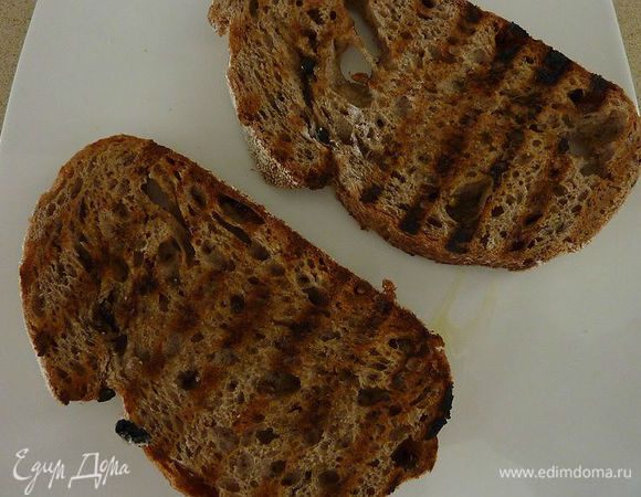 Хлеб поджарить по минуте с каждой стороны 
