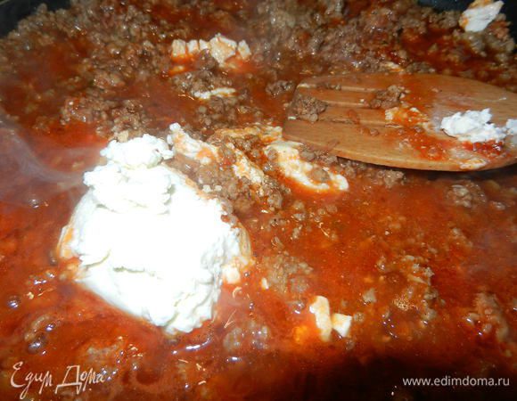 Добавить томатную пасту разведенную водой и потушить несколько минут. Влить бульон, вино и добавить сыр. Тщательно перемешать и оставить тушиться под крышкой на медленном огне.