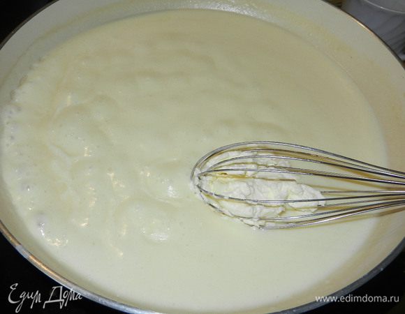 На сковороде растапливаем масло, добавляем муку и слегка обжариваем. Добавляем молоко, размешиваем и доводим до кипения. Когда соус загустеет добавляем сыр, размешиваем и отставляем.