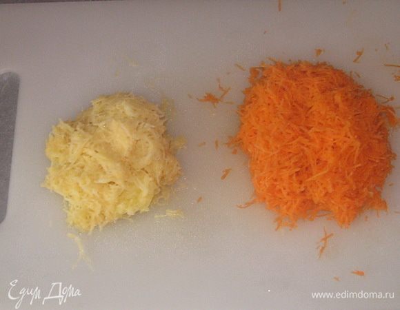 Морковь и картошку натереть на мелкой терке. 