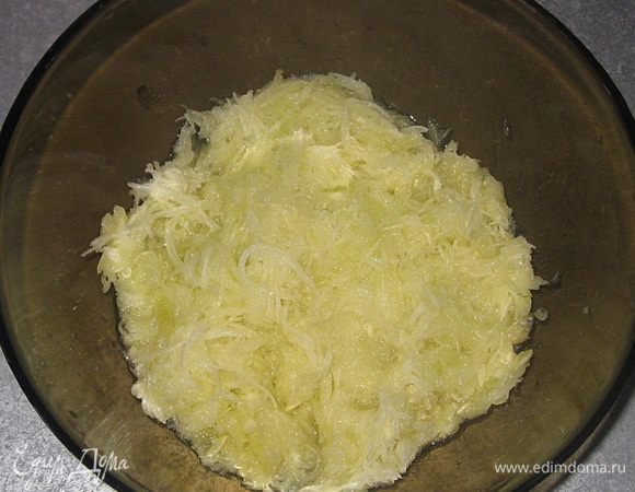 Кабачок натереть на мелкой терке. 