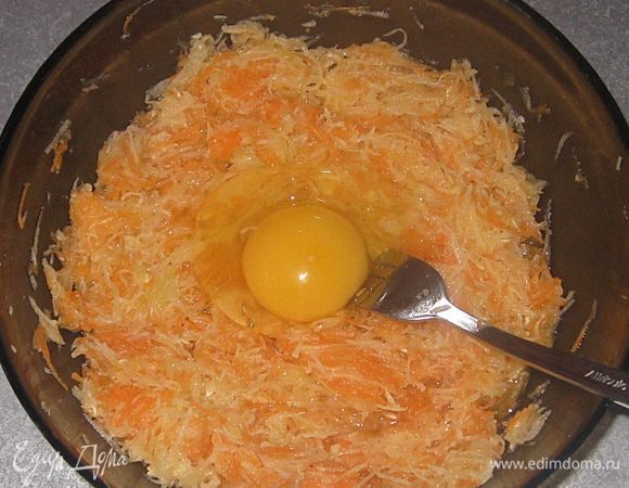 Все ингредиенты смешать и добавить яйцо.