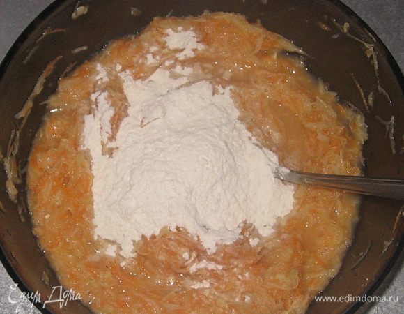 Добавить муку, соль и перец, перемешать. 