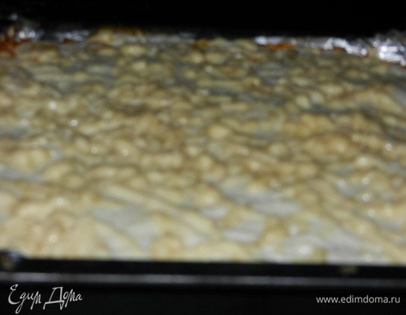 Последний плас покрываем только соусом и присыпаем твердым тертым сыром.