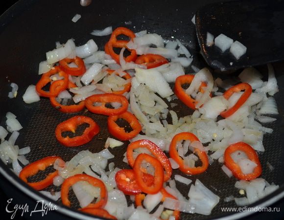 Обжарить на растительном масле лук и сладкий перец. Примерно 8 мин.