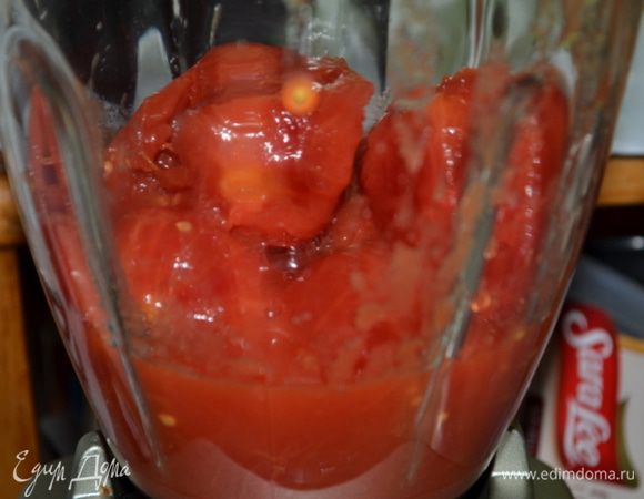 Томаты в банке взбить в блендаре. Добавить в общую массу. Перемешать . Вернуть фарш,если выкладывали из сковороды. Перемешать.