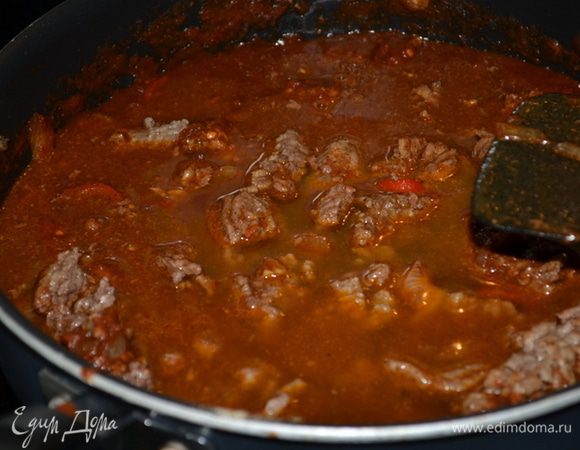 Добавим воды 3 стакана. Перемешаем, закроем крышкой и тушим 45 мин.