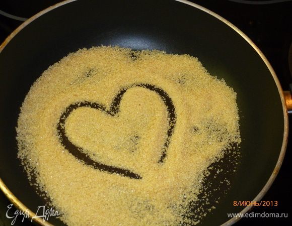 На сухую сковородку насыпаем сахар.