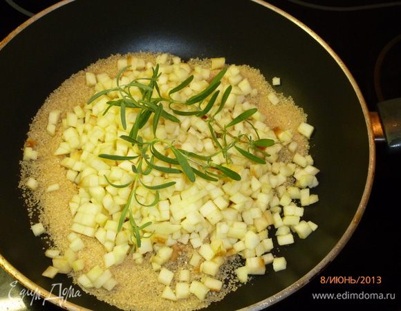 На сахар выкладываем яблоки и пару веточек свежего розмарина.