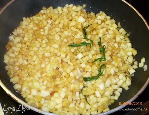 Не мешая, даем сахару превратиться в светлую золотистую карамель. Затем перемешиваем, тушим еще 1 мин. Снимаем сковороду с огня, вынимаем розмарин.