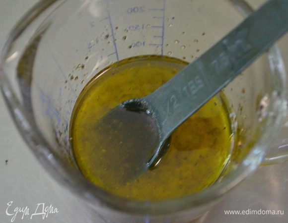 Сделаем заправку. Смешать оливковое масло с уксусом, добавить сахар, перец с лимоном. Перемешать.