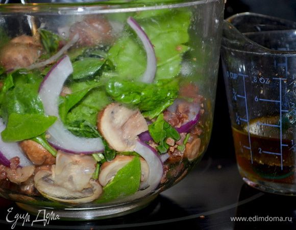 Шпинат помыть, если крупный - порвать. Красный лук порезать полукольцами. Шампиньоны, если крупные, порезать пластинками. Слегка обжарить на олив. масле. Яйцо порубить. Бекон обжарить до хруста, поломать. Все это смешать в салатнице.