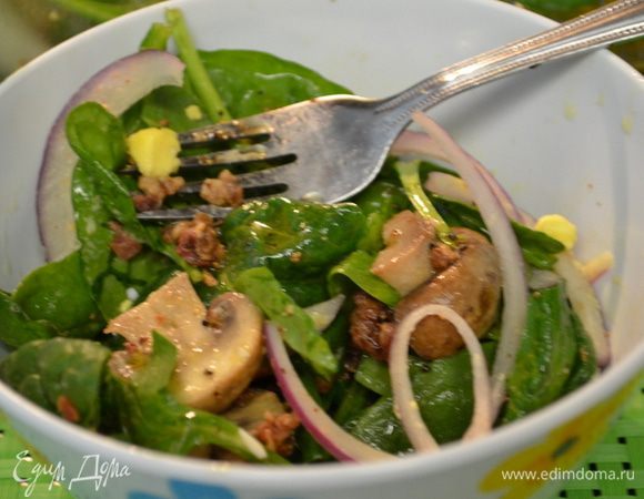 Готовый салат смешать с заправкой и подавать к столу. Приятного аппетита.