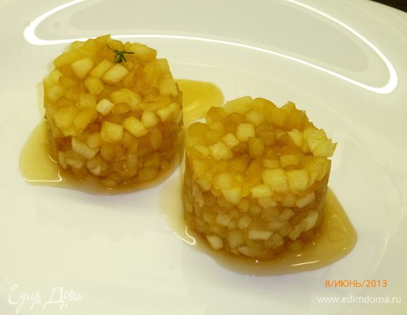 На тарелку с помощью кольца выкладываем яблоки.