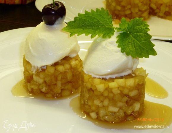 На яблоки выкладываем по шарику пломбира. Яблоки еще теплые и мороженое немного тает. Украшаем по желанию ягодами, листиками мяты.