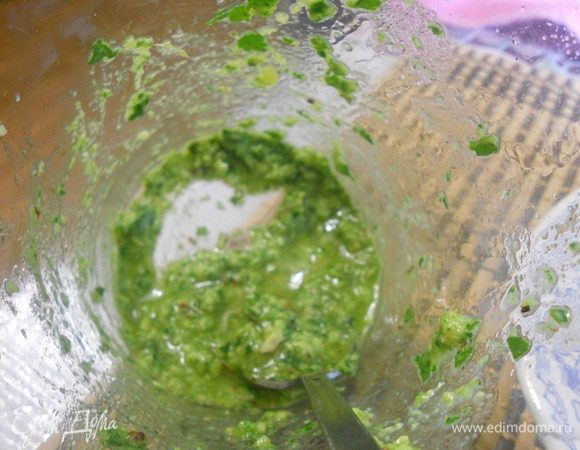 Все ингредиенты для песто сложить в чашу блендера, прокрутить до образования кашицы.