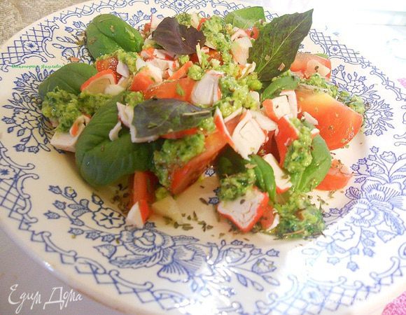 Сверху на салат нарезать тонкими ломтиками чеснок, добавить листочки базилика, полить песто, поперчить, если нужно посолить.