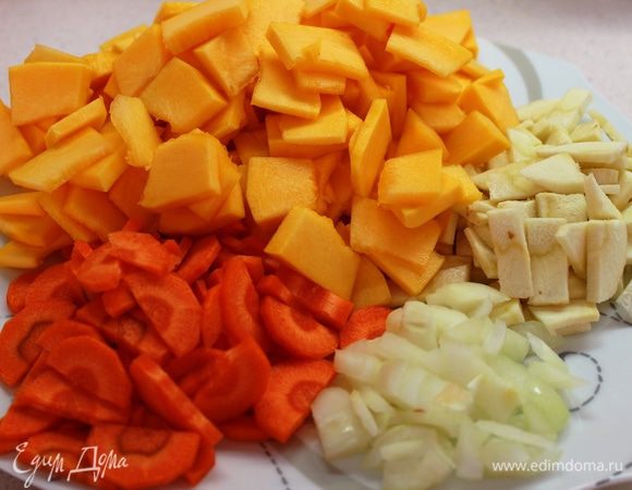 Нарезать овощи на кубики или тонкие пластинки (для быстроты приготовления)