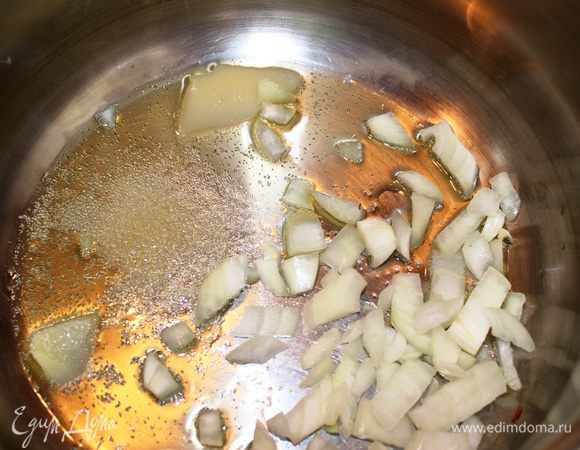 В кастрюлю с высокими бортиками положить масло, сахар (1 ст.л.) и лук...поджарить его до золотистого цвета