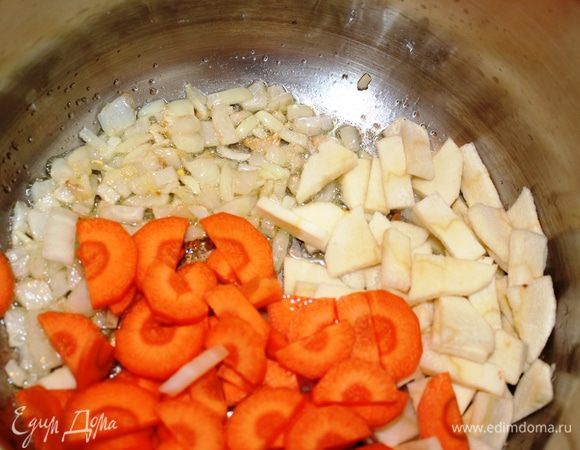 Добавить к луку морковь и пастернак...перемешать и поджарить немного