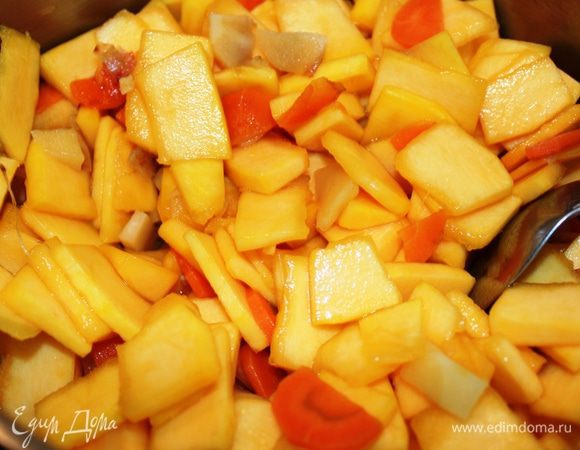 Добавить нарезанную тыкву, оставшийся сахар, посолить, влить воду и перемешать....довести до кипения, накрыть крышкой и тушить минут 20-30 (до готовности овощей), периодически помешивая