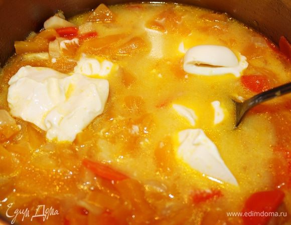 Добавить сыр и, помешивая, полностью его расплавить