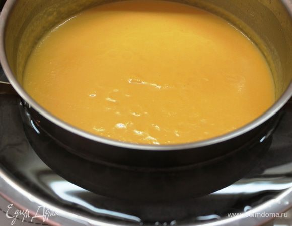 Охладить полученную массу (я поставила кастрюлю в емкость с ледяной водой минут на 20, можно просто убрать в холодильник)