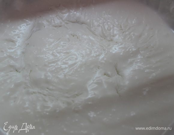 В это время взбить сливки до состояния крема