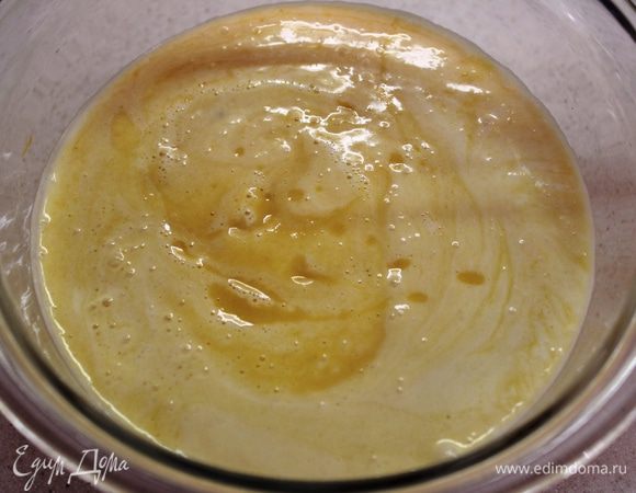 Когда овощная масса полностью охладится, осторожно вмешать взбитые сливки...вылить полученную массу в емкость и поставить ее в морозильную камеру примерно на 2 часа (периодически можно перемешивать, чтобы не было ледяных кристаллов)