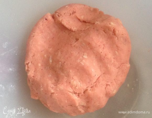 Просеять муку, добавить масло, сыр, соль и перец и быстро замесить тесто. Тесто получается нежно розовым.
Положить в холодильник на 30 мин