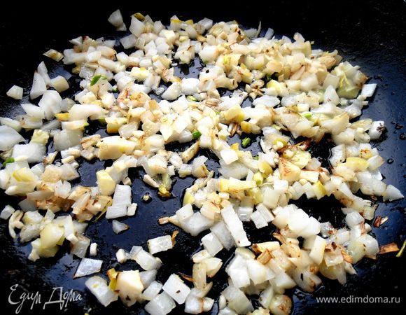 Слегка обжарить на растительном масле.