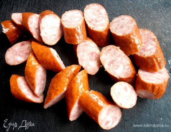 Колбаски (охотничьи) нарезать средне.