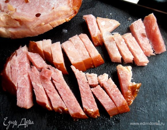 Постную ветчину тоже на кусочки...
