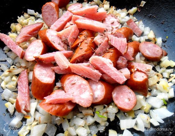 Отправляем к луку,. добавив щепотку тмина для аромата! Соль,перец по вкусу...