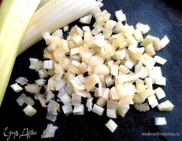 Сельдерей измельчаем...