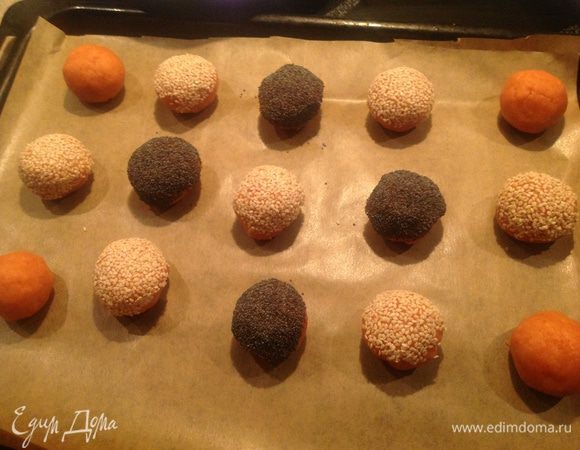 Мини-пирожки обмакнуть в сезам, мак.... треть оставить в оригинале.))) выложить на противень.