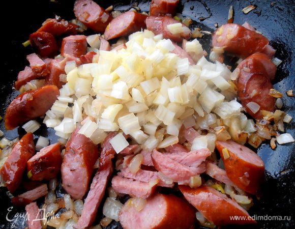 Тоже в сковороду...