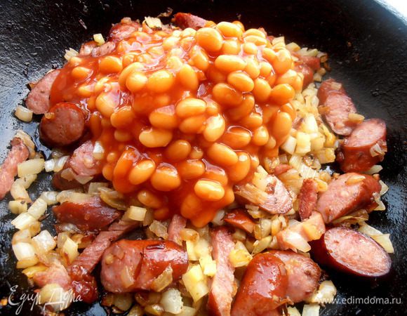 Перемешаем и немного прожарим всё вместе... В конце выкладываем банку томатной фасоли.  Если фасоль простая, то добавить ложечку томатной пасты!