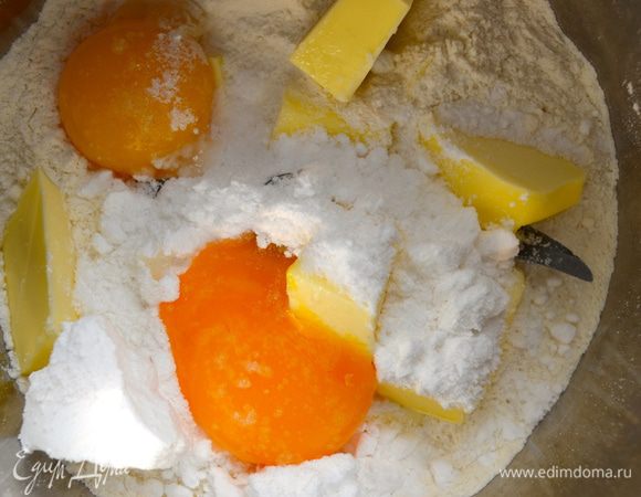 Подготовить основание для тарта, смешав, как обычно все ингредиенты для теста (с помощью миксера или вручную) и сформировав из теста шар... 