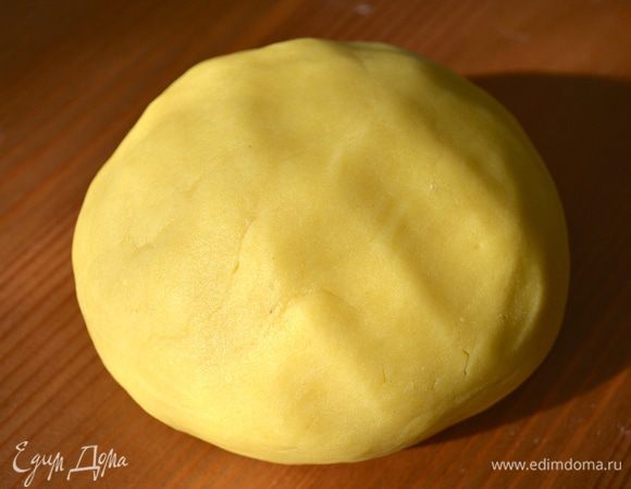 Обернуть тесто в пищевую пленку и убрать в холодильник минимум на один час.  