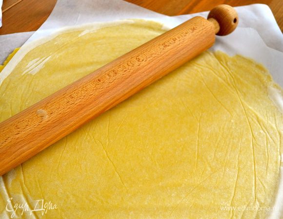 По истечении указанного времени, духовку разогреть до 180 С. Достать тесто из холодильника и раскатать в тонкий пласт. Я для удобства раскатываю его между двумя листами бумаги для выпечки, неподатливое тесто легче раскатывается и при этом не прилипает... 