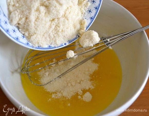 Затем добавить измельченный миндаль.