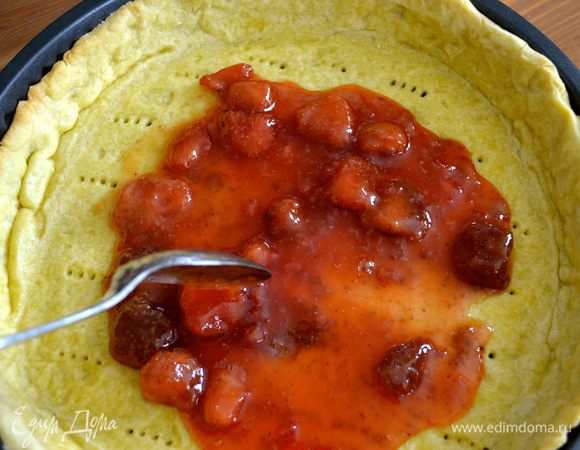 В подготовленную песочную основу для тарта выложить клубничное варенье (я использовала свое, домашнее...) Хорошо распределить по всей поверхности.