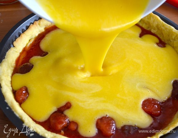 Сверху осторожно залить миндальным кремом. 